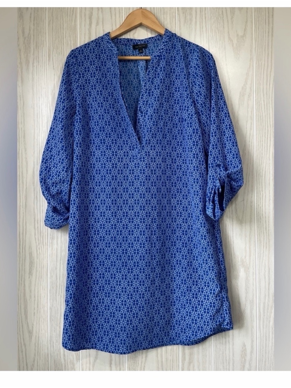 Like new The Limited Ashton Roll Sleeve Shift Dress Blue Medallion Print Size M